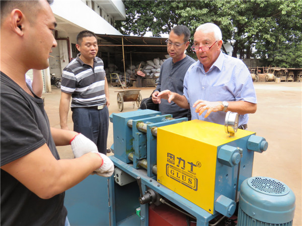 英國菲律賓合作伙伴檢測鋼筋鐓粗機(jī)操作情況